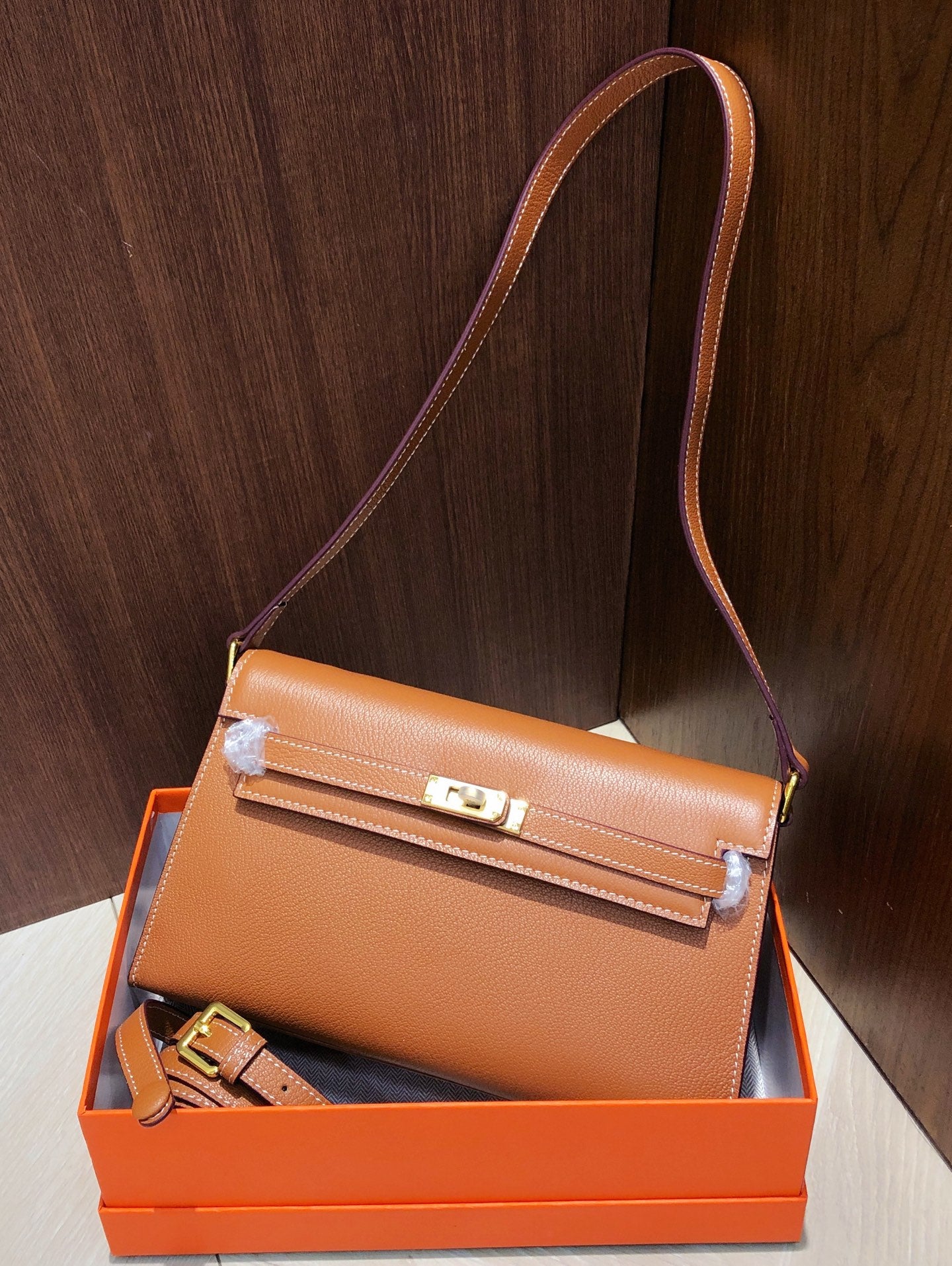 Kelly Elan 25 Top-Grain Leather Goat-Pattern Underarm Baguette Bag – Gold Buckle, Coffee Brown, 25×6.5×15cm